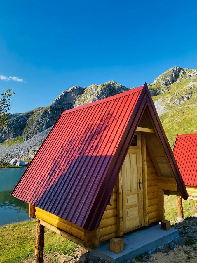 Kapetanovo Jezero Bungalov Acomodação com café da manhã Podgorica Exterior foto