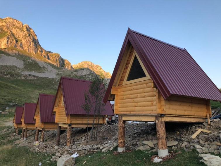 Kapetanovo Jezero Bungalov Acomodação com café da manhã Podgorica Exterior foto