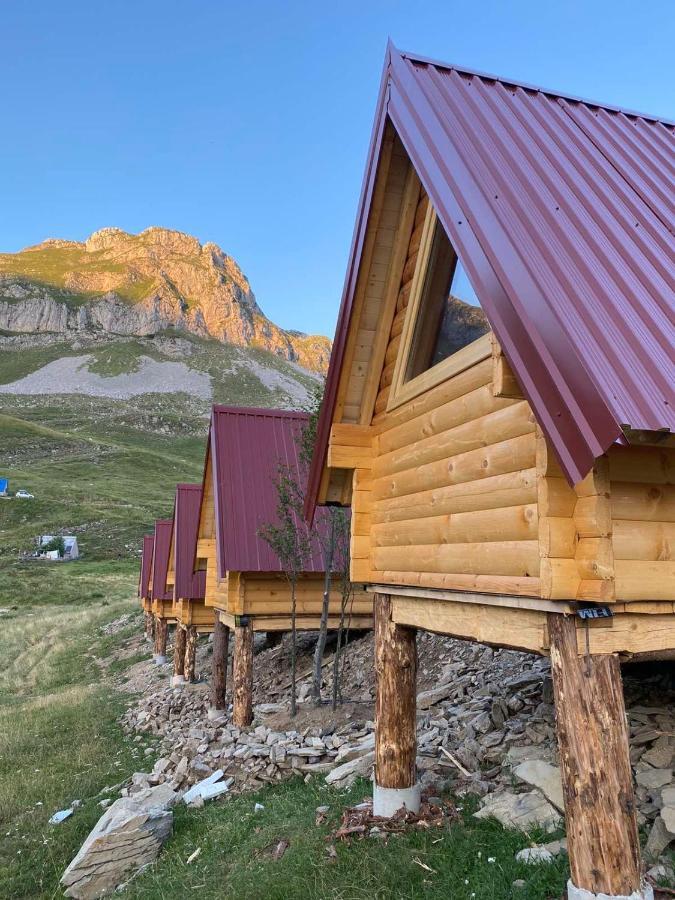 Kapetanovo Jezero Bungalov Acomodação com café da manhã Podgorica Exterior foto